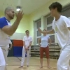 Capoeira to jednocześnie sztuka walki, taniec i energiczna muzyka. Taka aktywność zachęca też do wyjścia z domu i spotkania z ludźmi, których łączy pasja. Dzięki współpracy z MZPiTU możemy lepiej poznać jej tajniki!