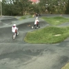 Na terenie Szkoły Podstawowej nr 34 w Olsztynie zaroiło się od hulajnóg, deskorolek i rowerów. To zasługa nowego pumptracku – kolejnej udanej inwestycji realizowanej ze środków Olsztyńskiego Budżetu Obywatelskiego.